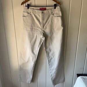 Levi's 550 Classic Relaxed Stretch Jeans in Cream, Size 14